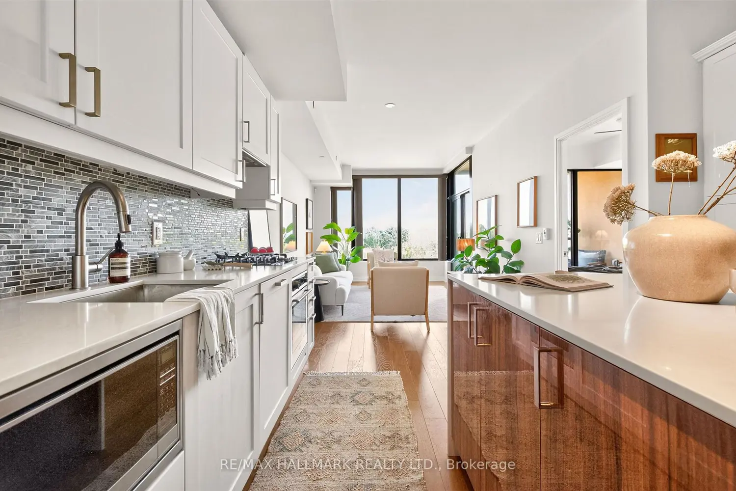 1100 Kingston Road 506 photo 2
