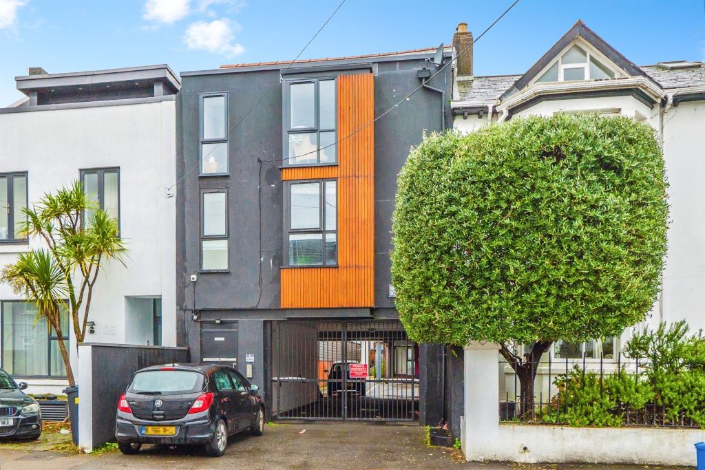 2 bed flat for saleSevern Square, Cardiff CF11