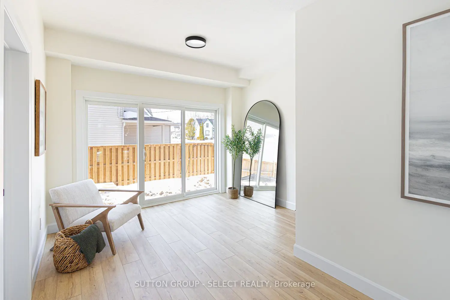 233 Upper Queen Street 2 photo 3