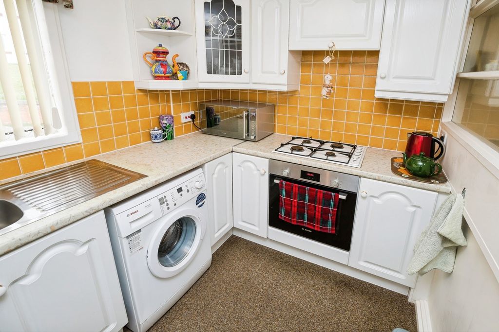 2 bed flat for saleDerwent Crescent, Wrexham LL12 photo 4