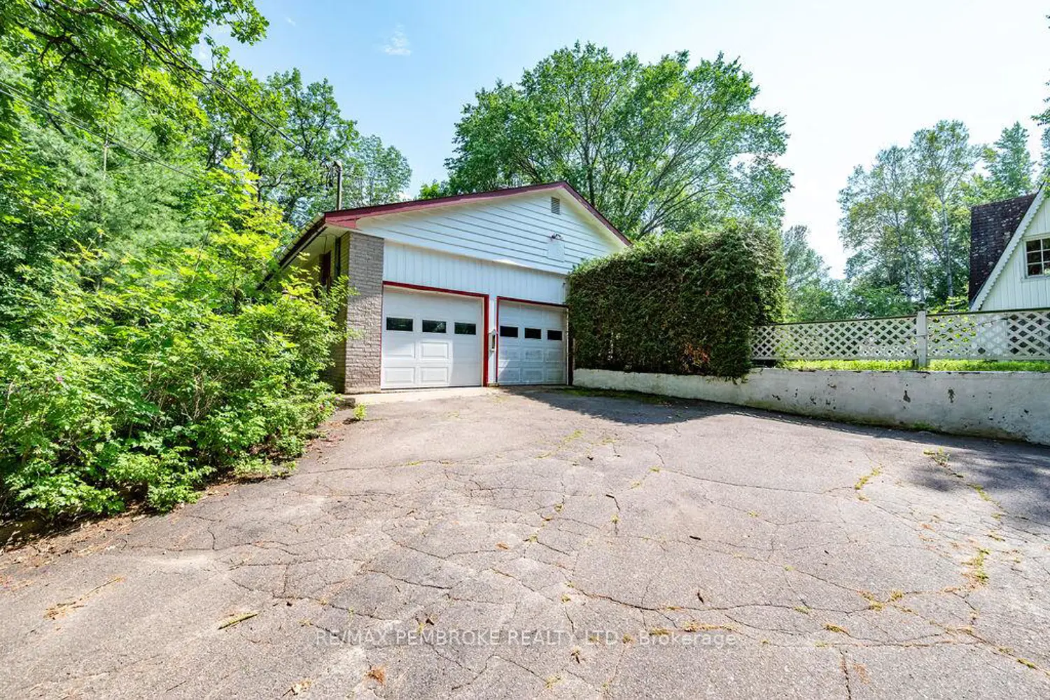 775 Pinegrove Crescent photo 2