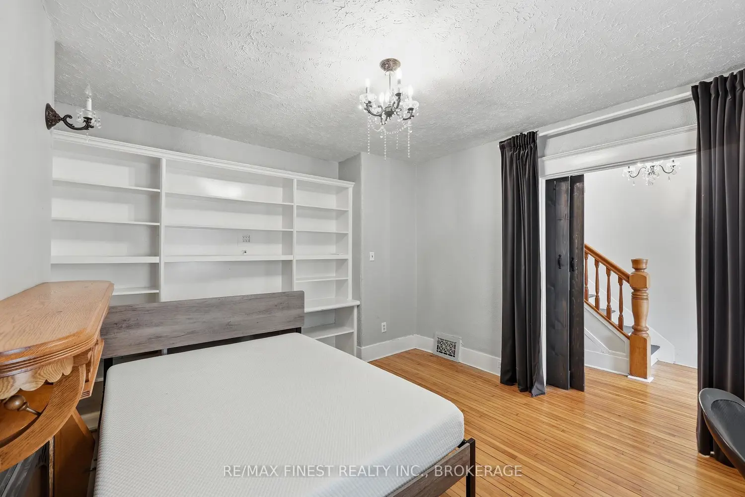 463 Victoria Street photo 3