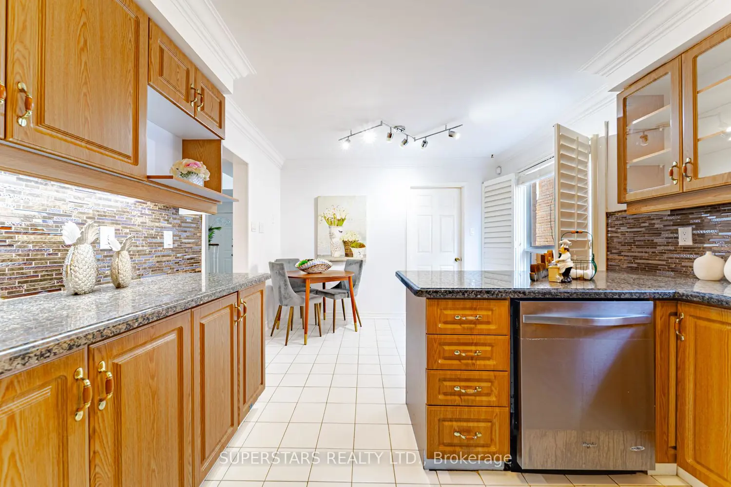 160 Galbraith Crescent photo 4