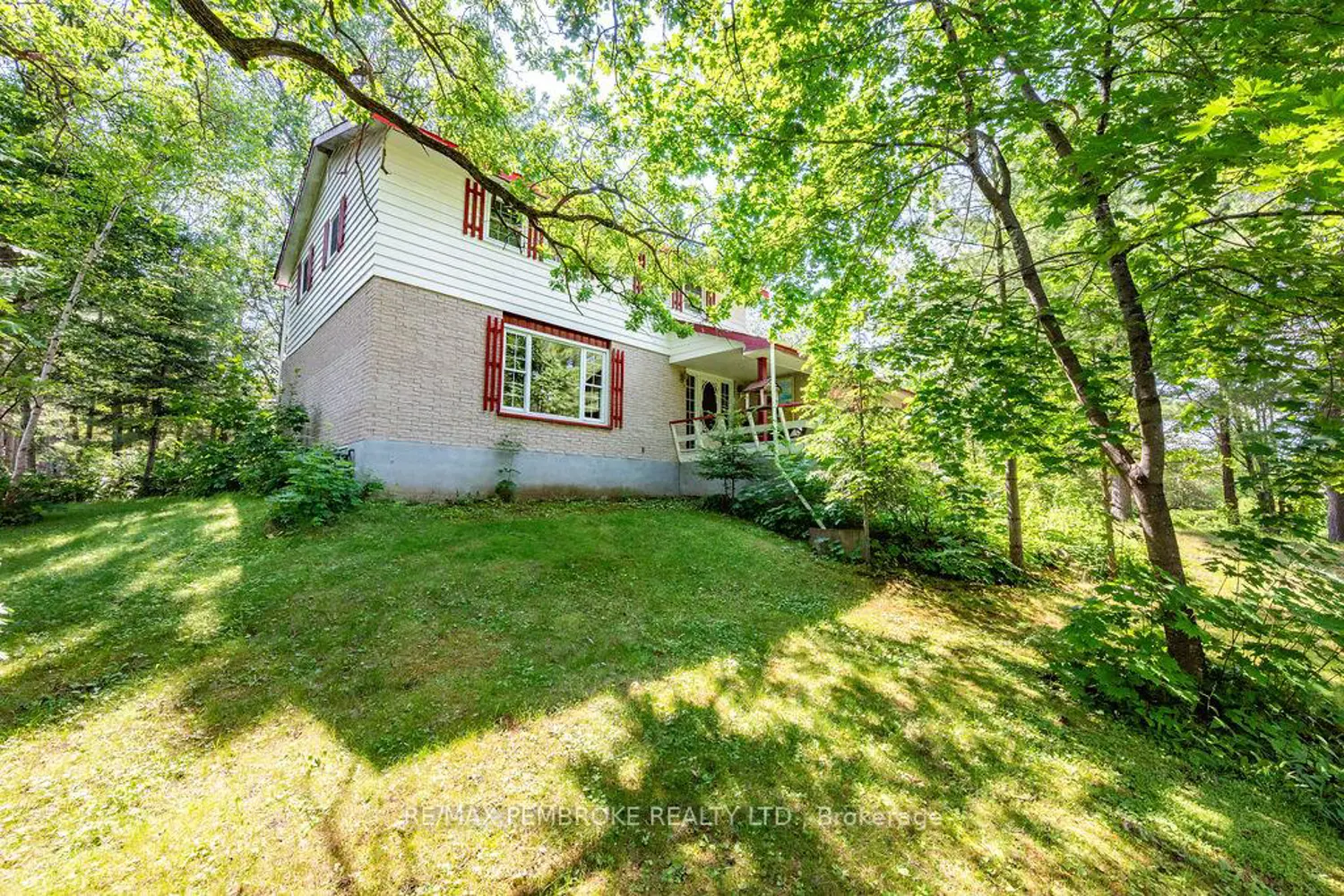 775 Pinegrove Crescent photo 3