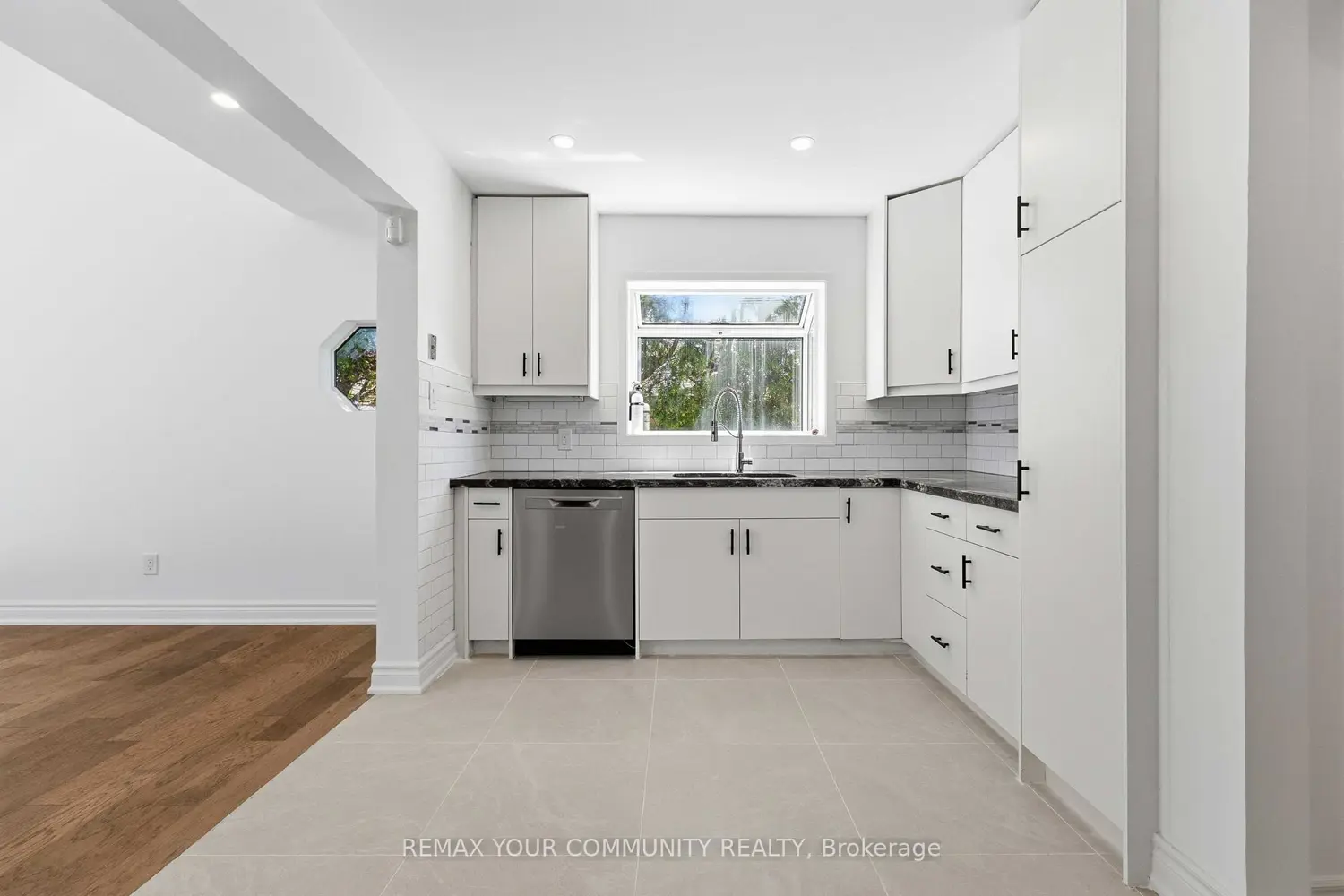 924 Helen Street photo 5