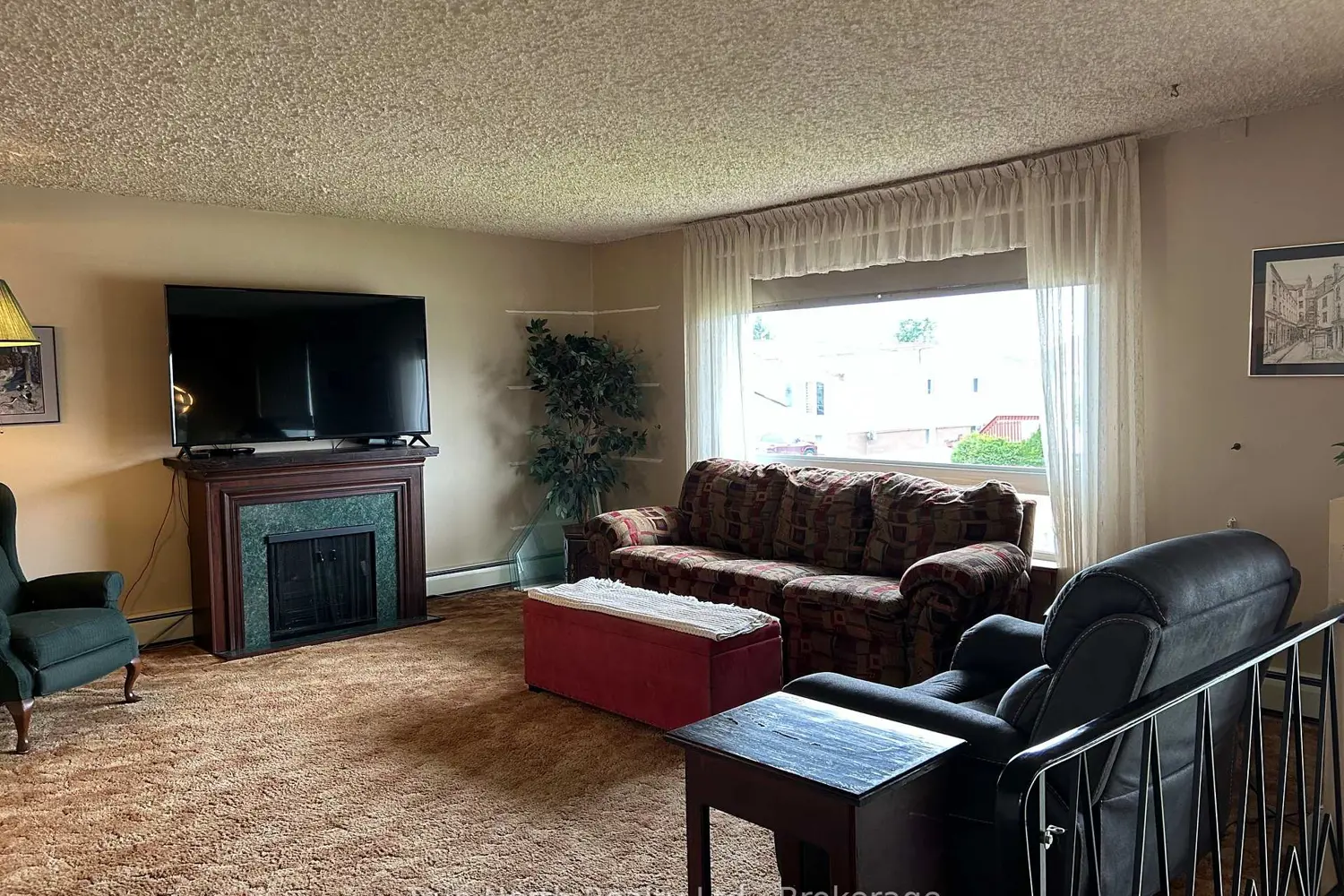 16 Brock Crescent photo 4