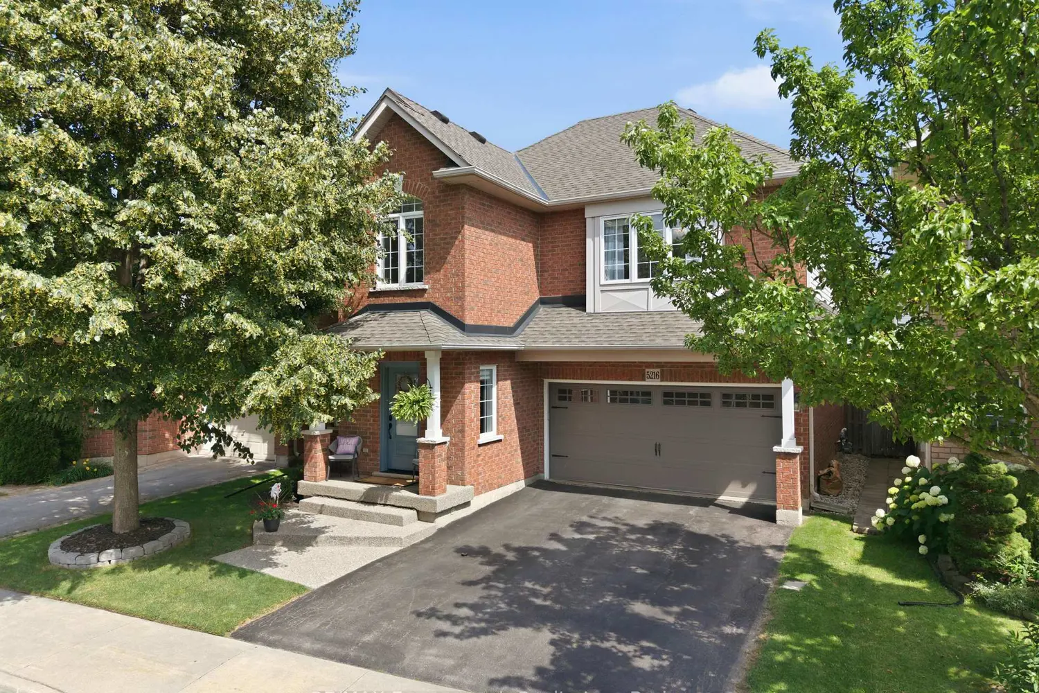 5216 Garland Crescent photo 2