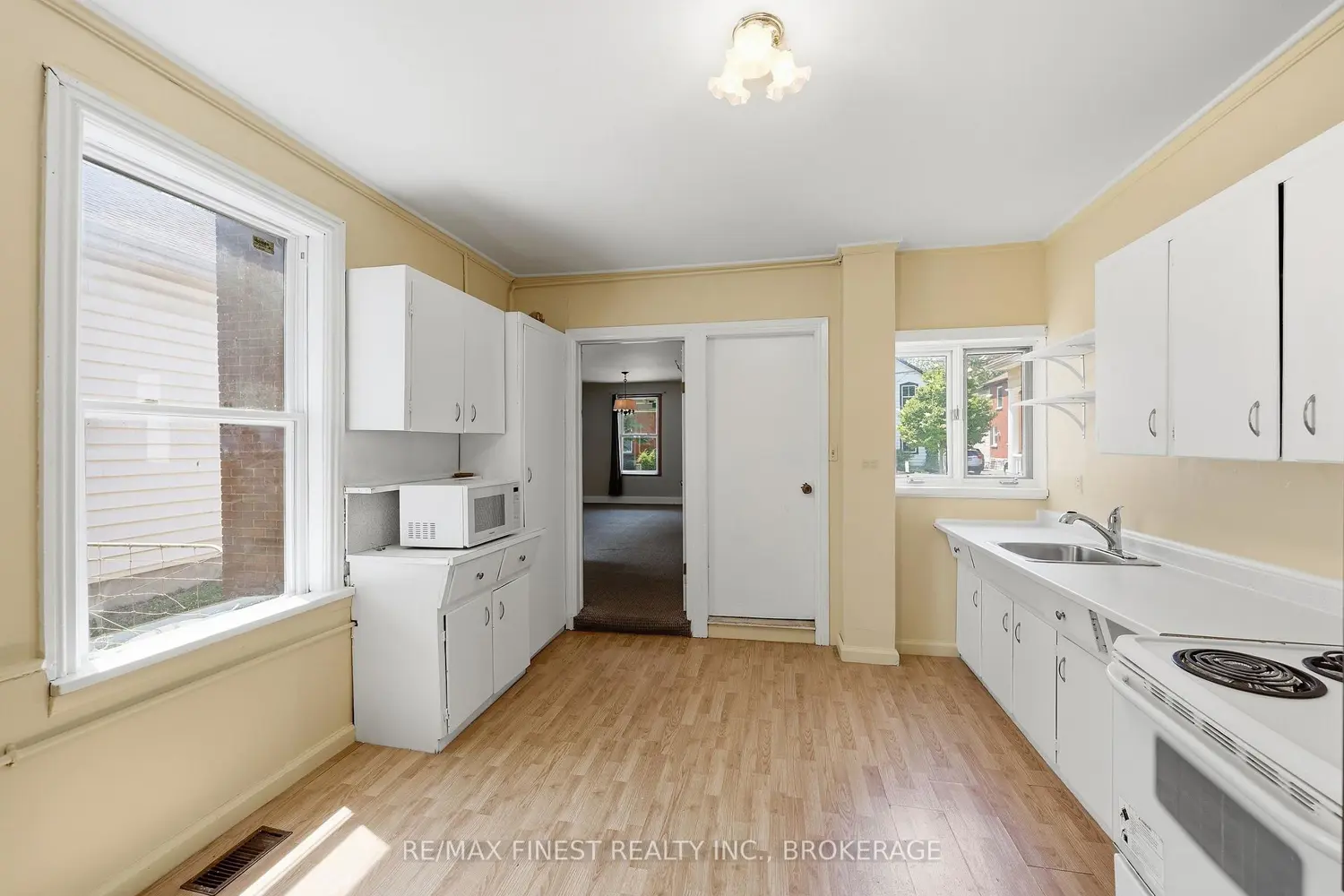 445 Albert Street photo 5