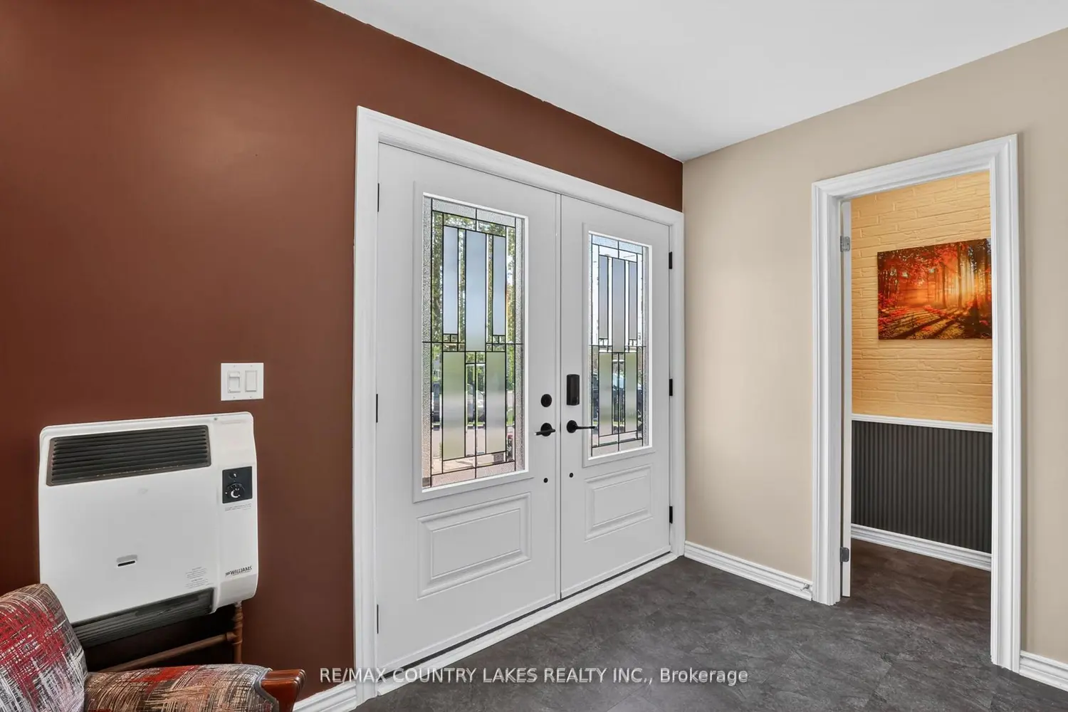 653 Simcoe Street photo 4