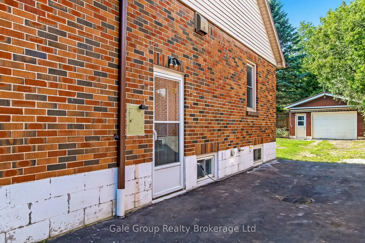 457 Brant Street photo 3
