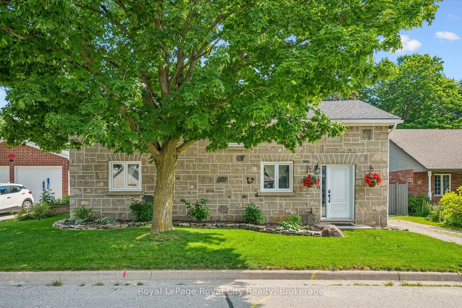 470 Perth Street photo 2