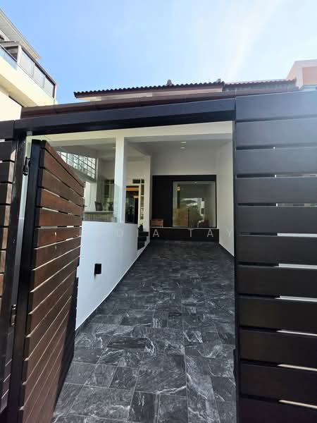 Newly renovated 2.5 storey 5 bedrooms Semi-D for rent