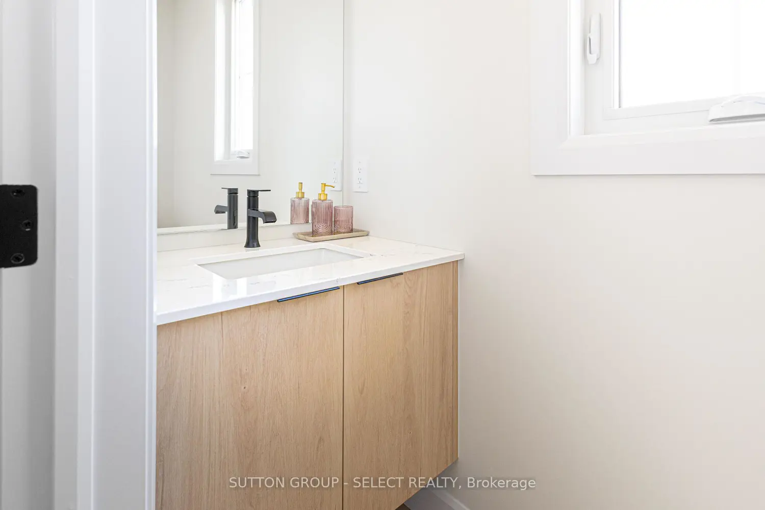 233 Upper Queen Street 2 photo 4