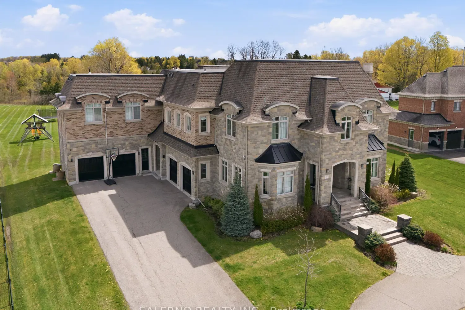 21 Stallions Court photo 3