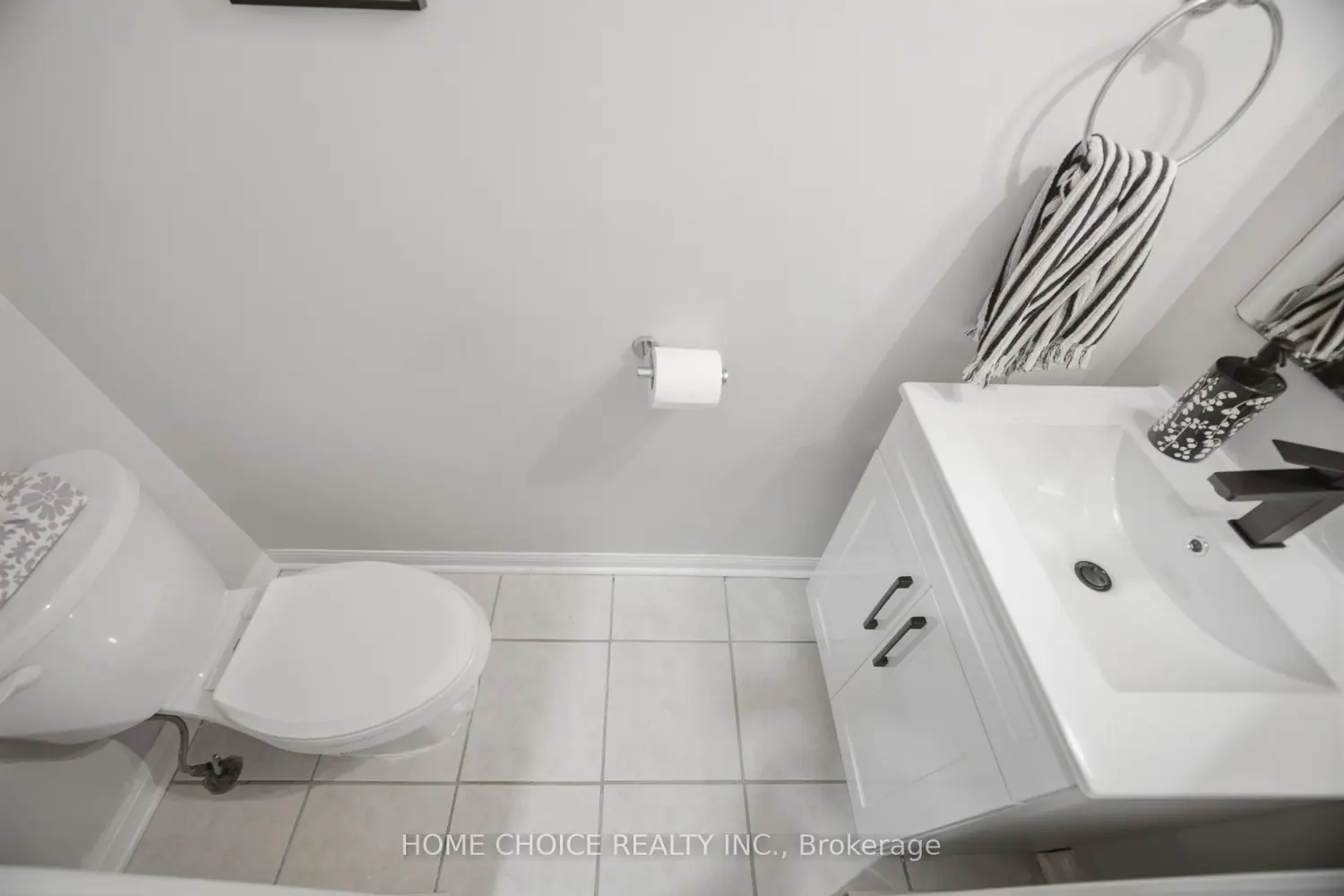 670 Dolby Crescent photo 5
