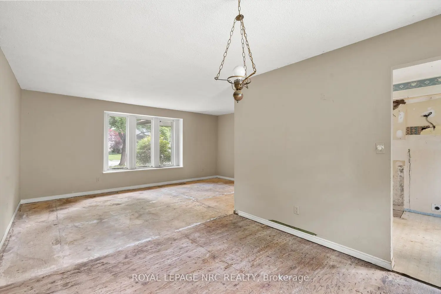 5 Fallingbrook Drive photo 3
