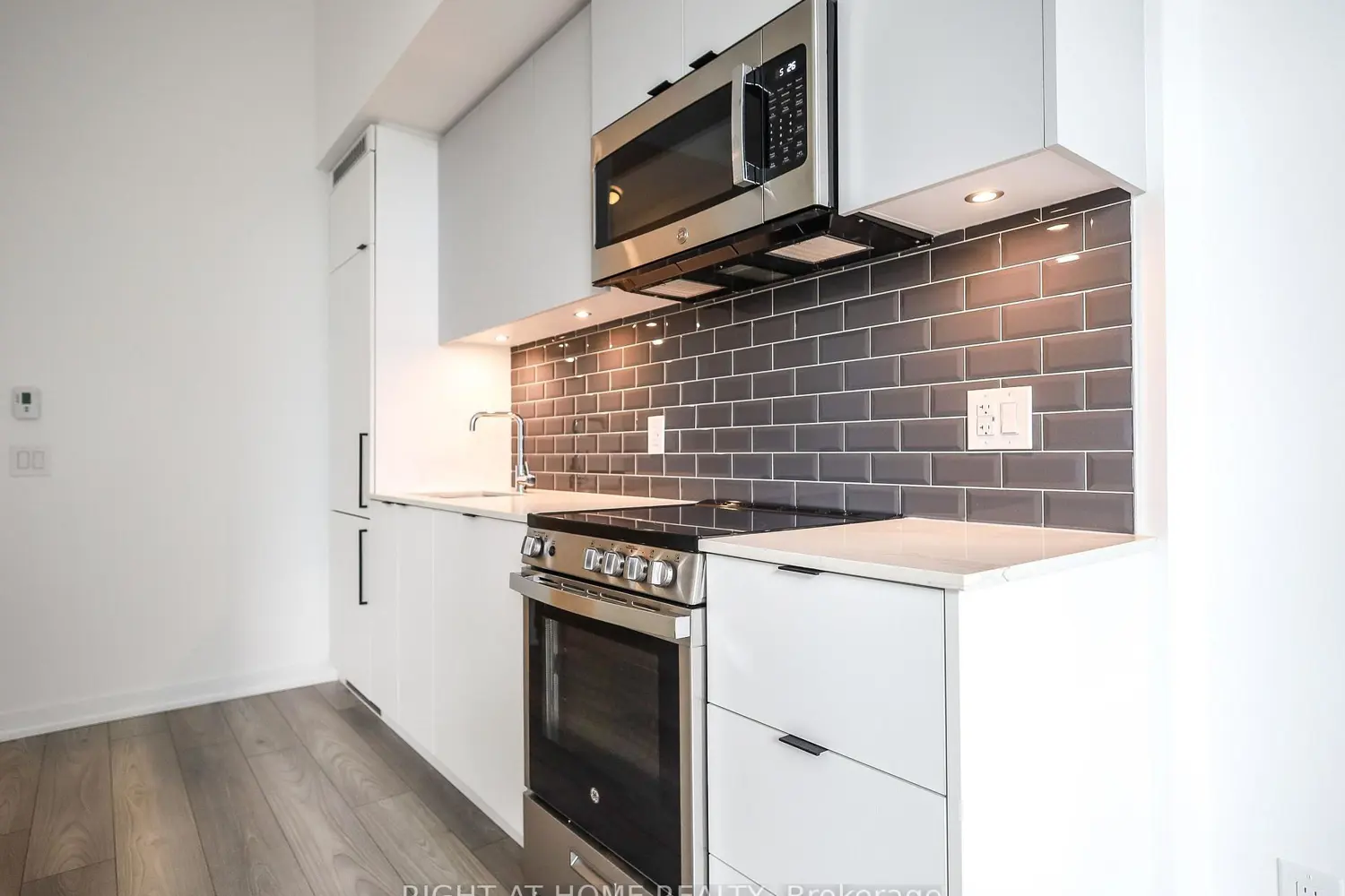285 Dufferin Street 704 photo 3