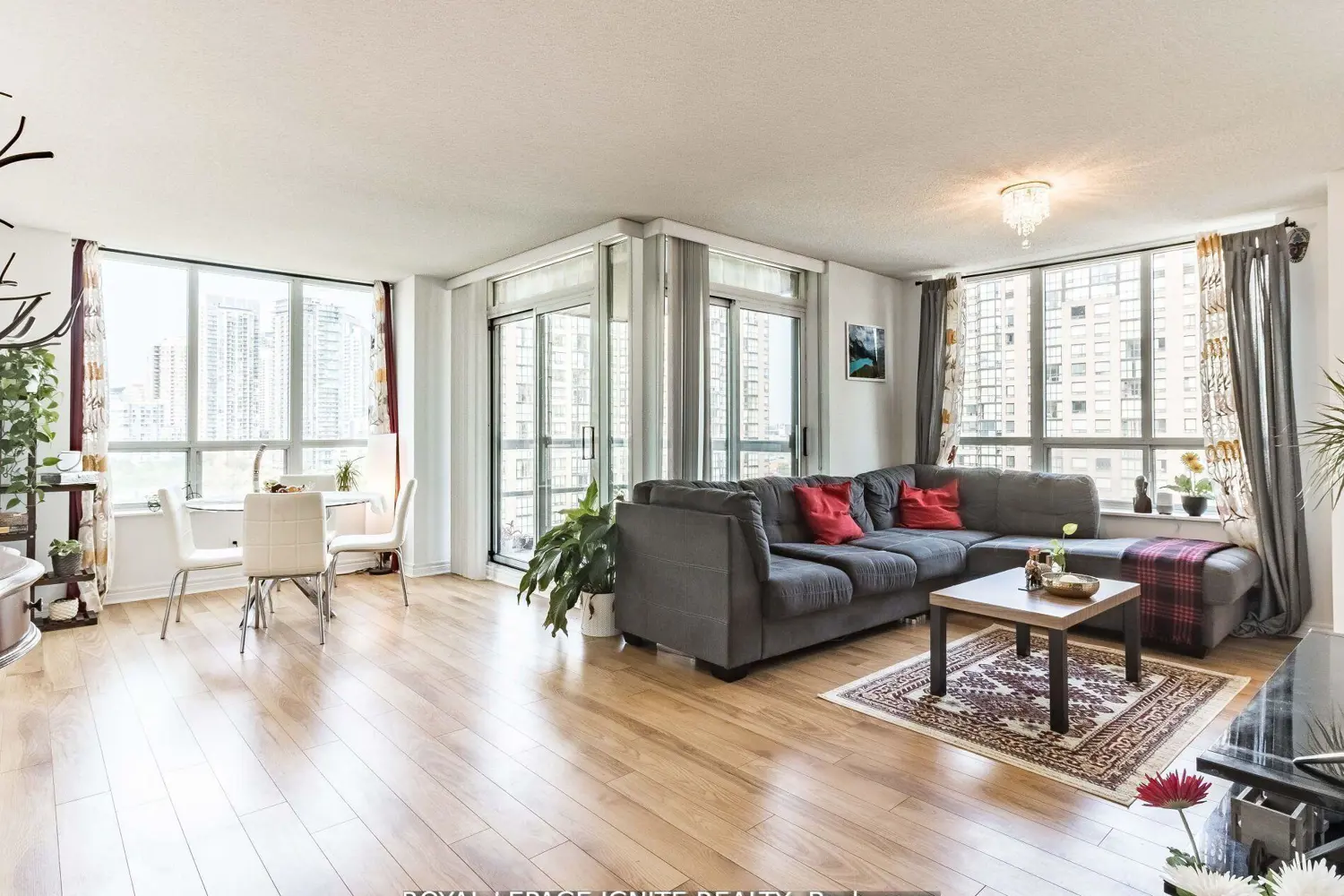 156 Enfield Place 1711 photo 4