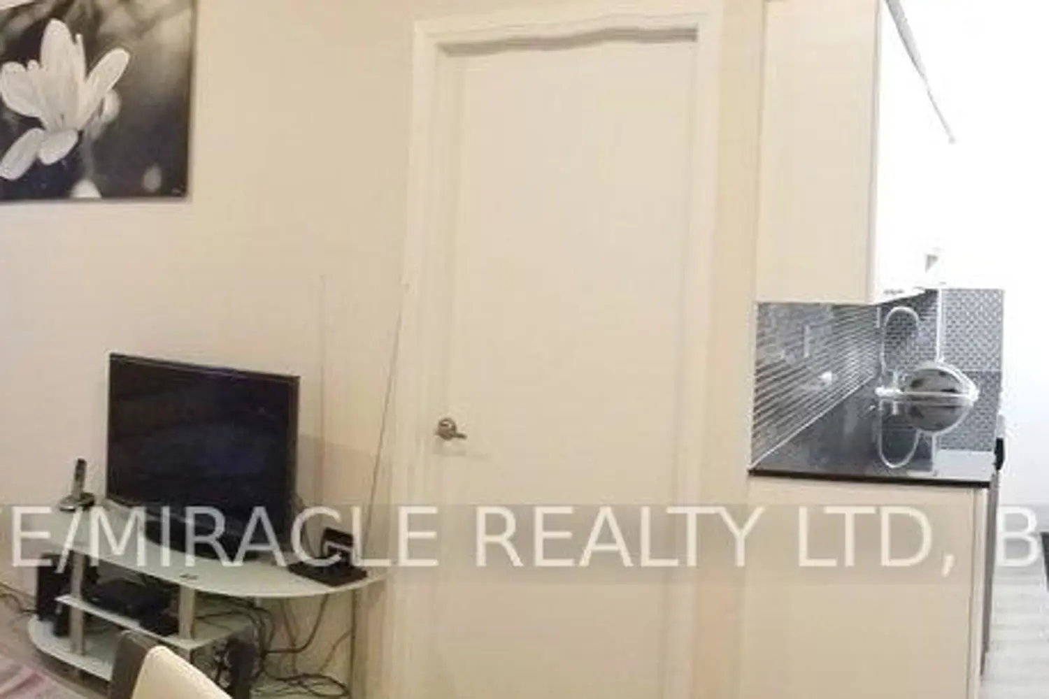 2152 Lawrence Avenue 105 photo 2
