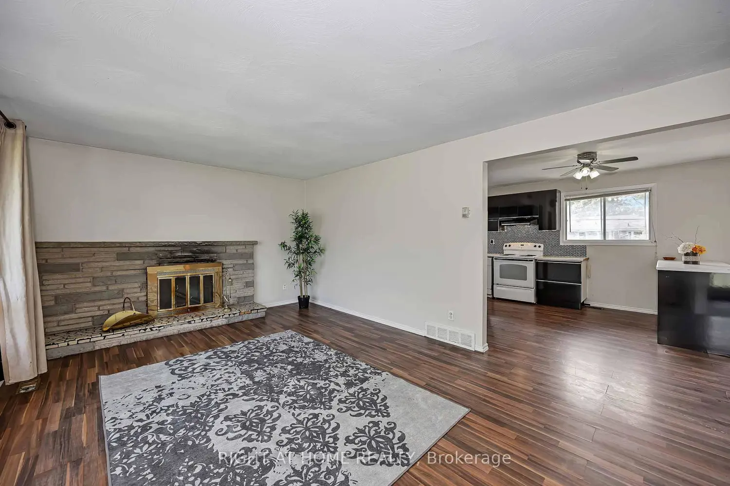 24 Largo Crescent photo 3