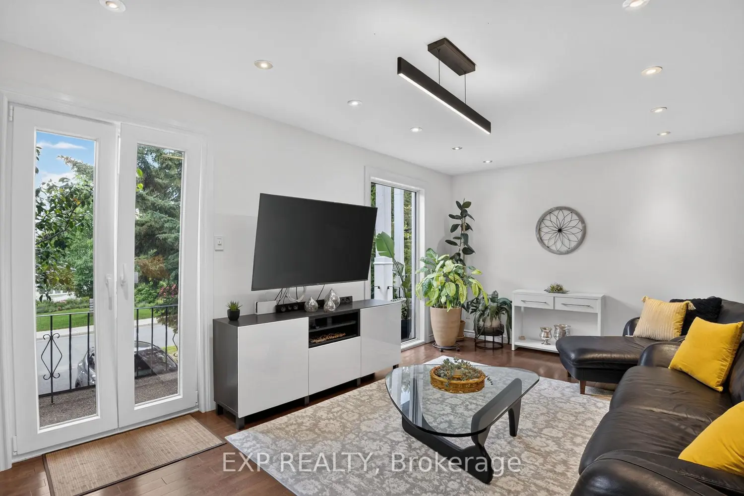2490 Regina Street photo 3