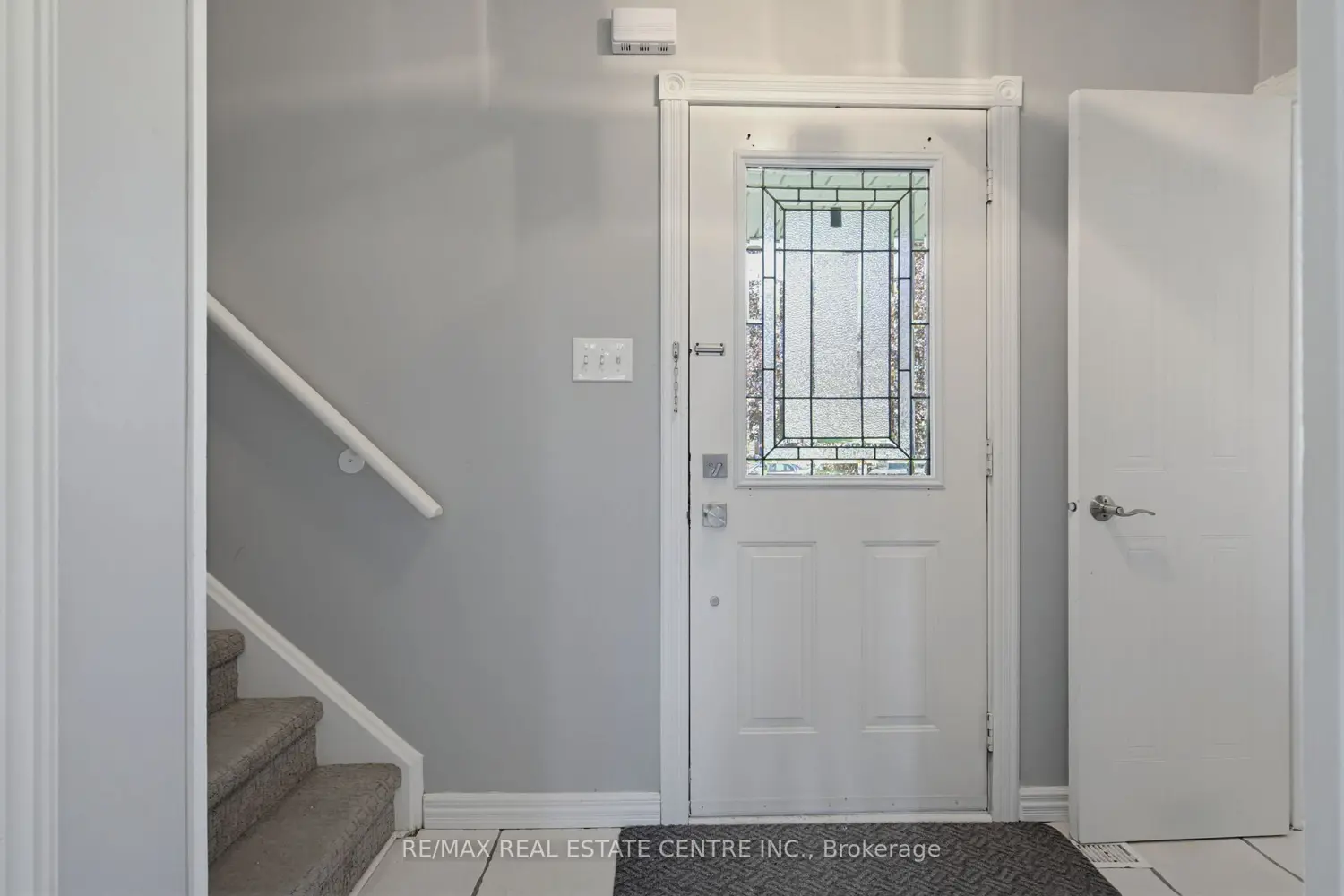164 Courtney Crescent photo 2