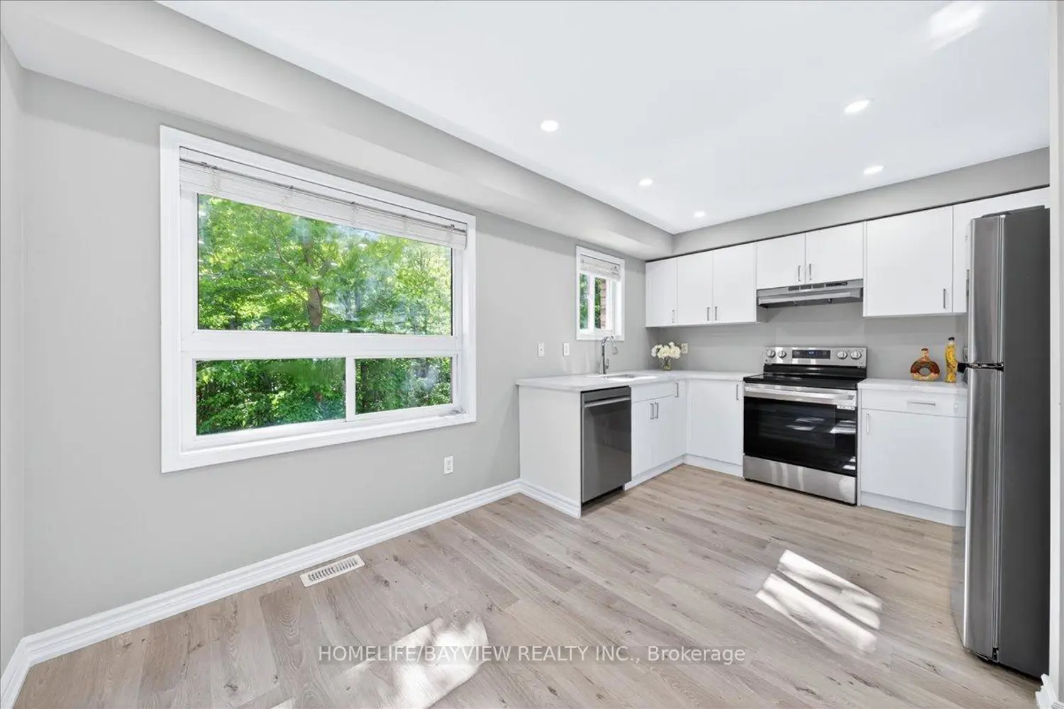 52 Hawthorne Crescent photo 5