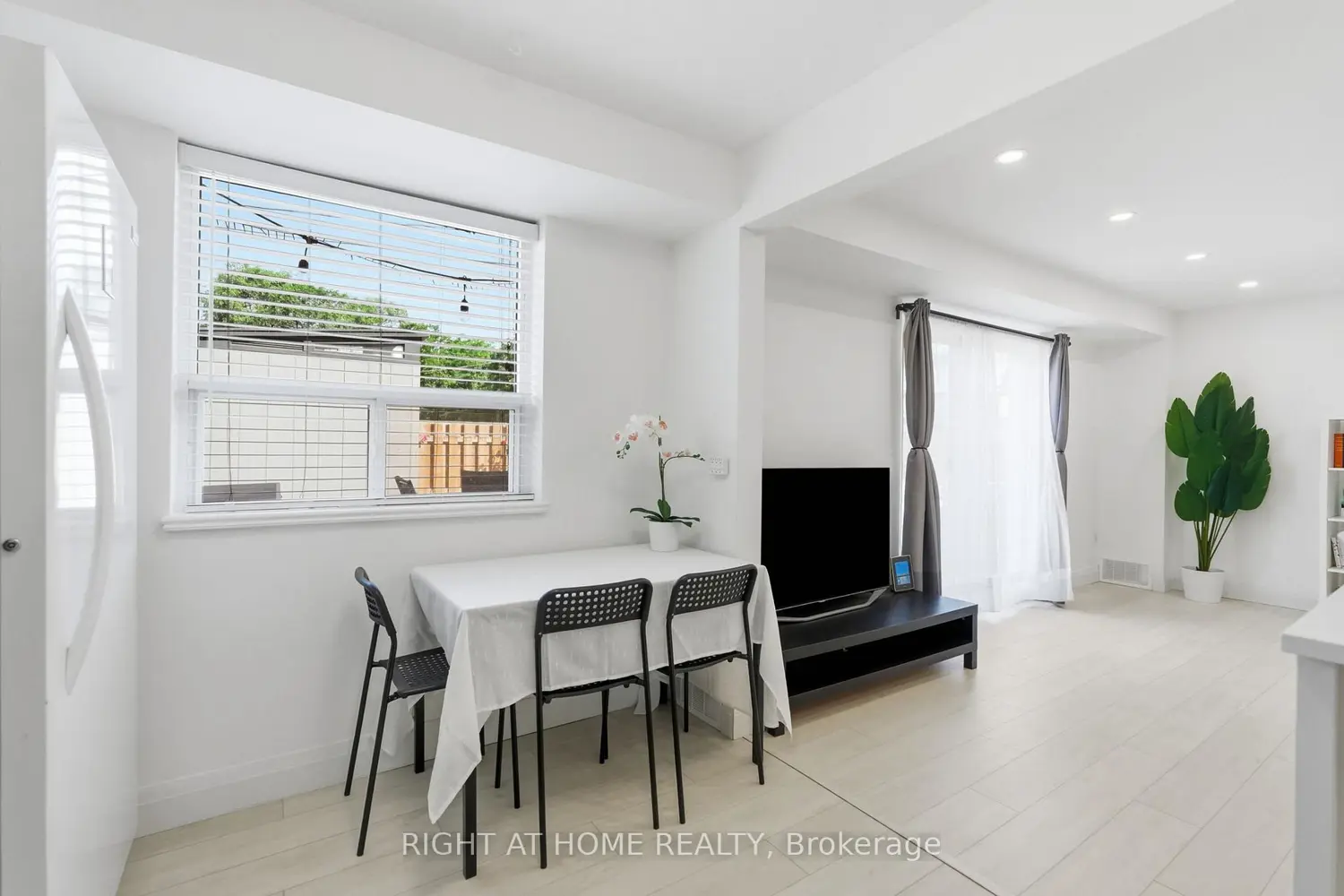 475 Claridge Road 4 photo 5