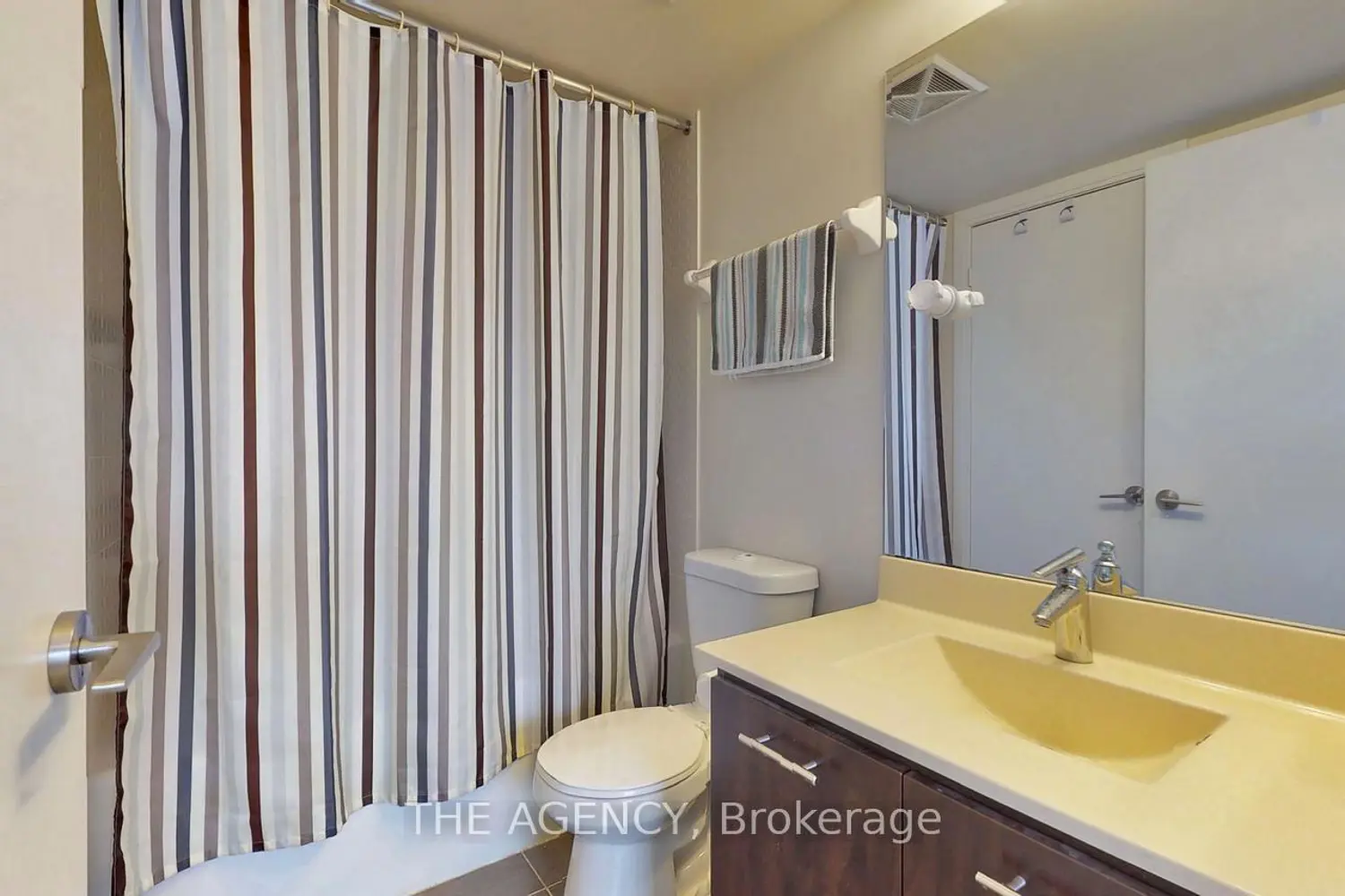 135 Village Green Square 1015 photo 2