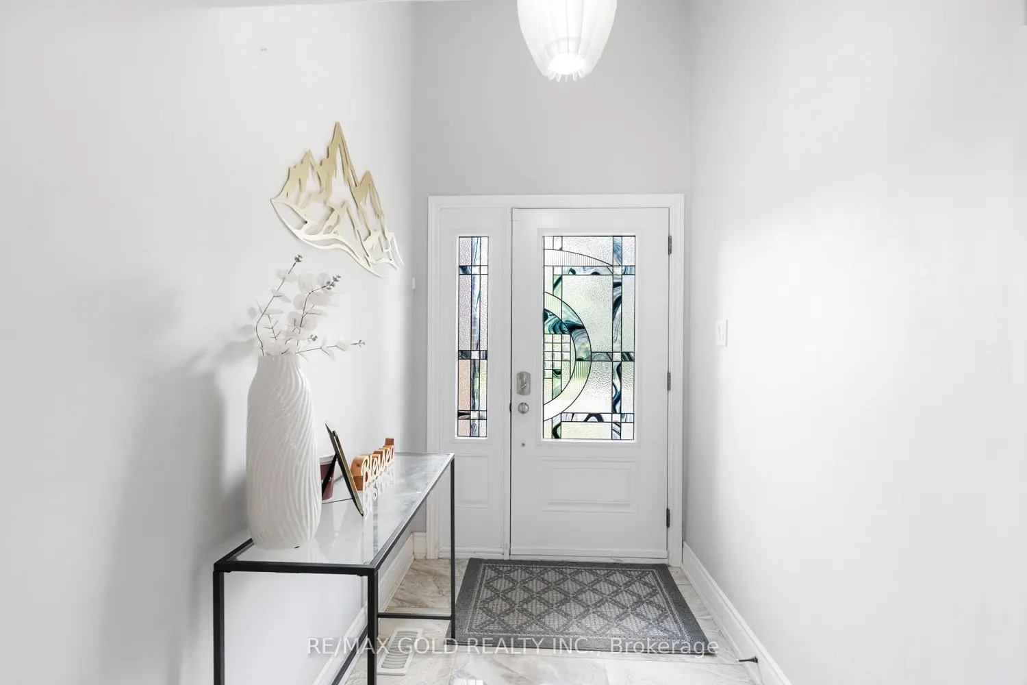 48 Maidstone Crescent photo 2