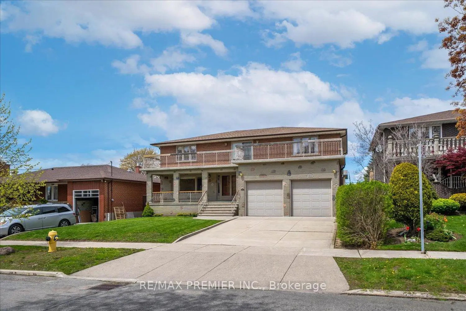 100 Hallsport Crescent photo 2