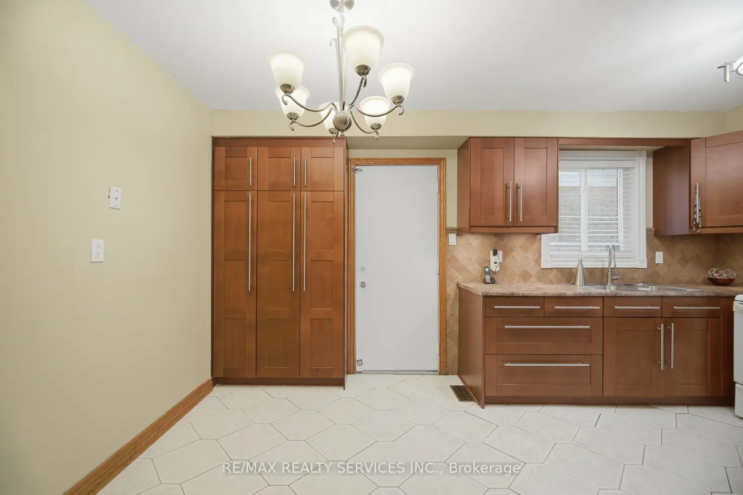 172 Morton Way photo 4