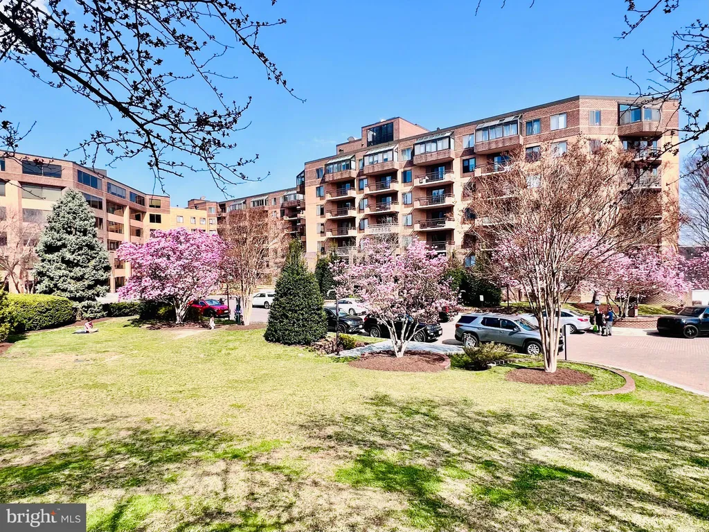 2111 Wisconsin Avenue NW Unit 222, Washington, DC 20007