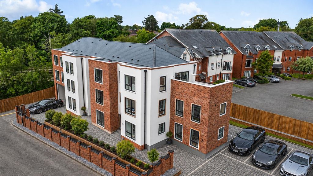 3 bed flat for saleThe Oakfield, Station Road, Dorridge B93