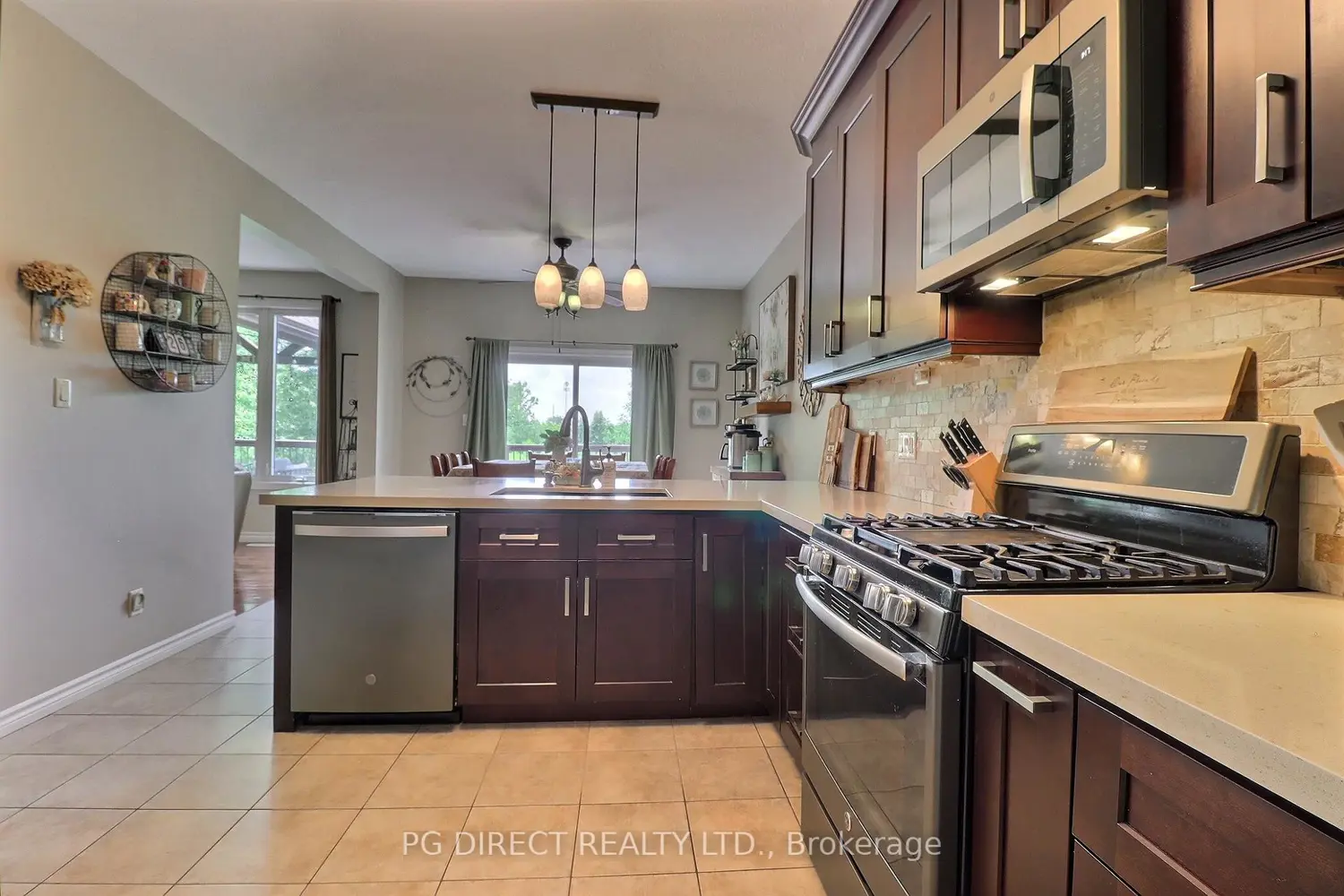 1040 Hanson Crescent photo 4