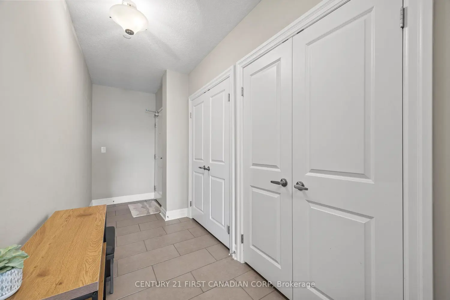 240 Villagewalk Boulevard 605