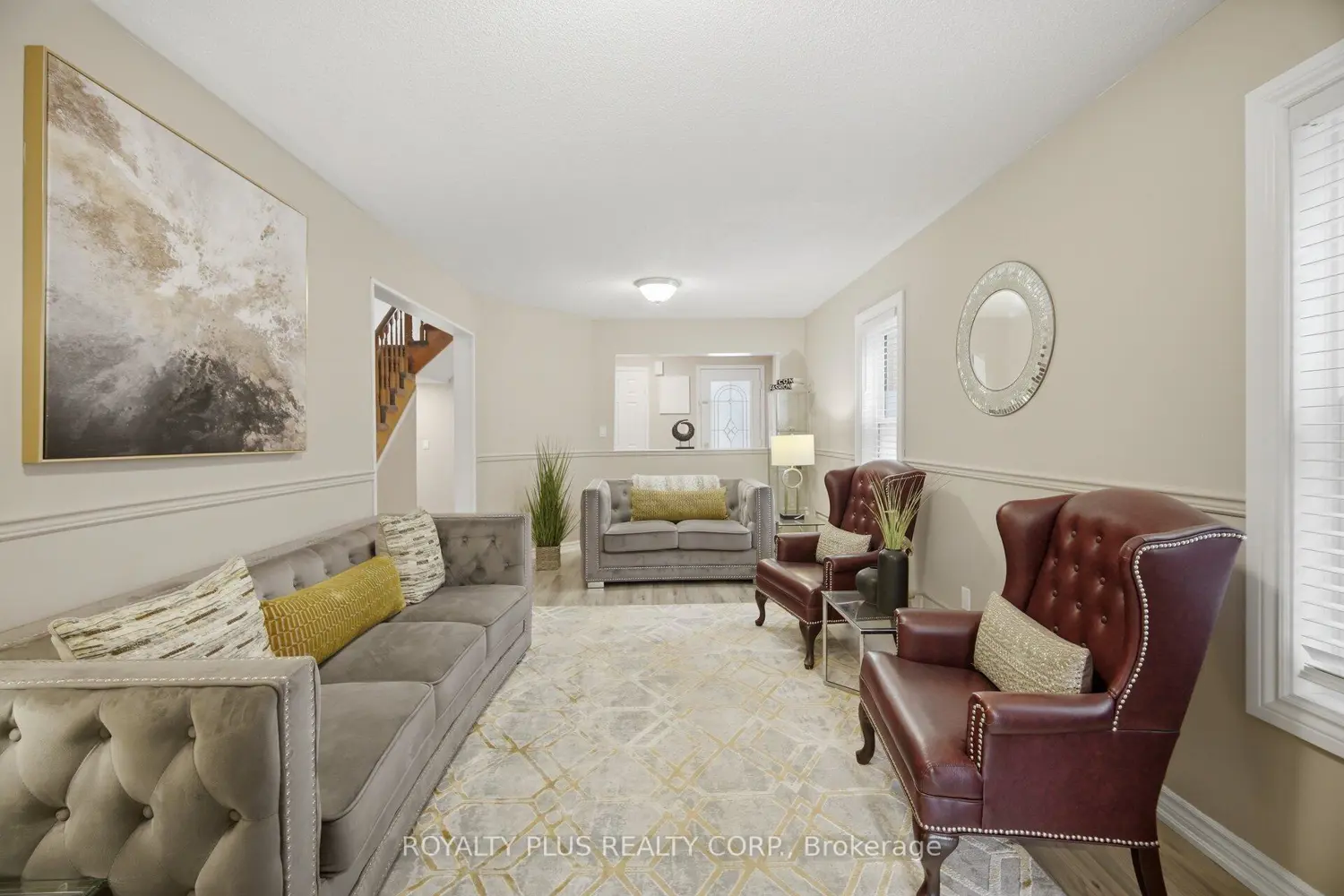 452 Jay Crescent photo 2