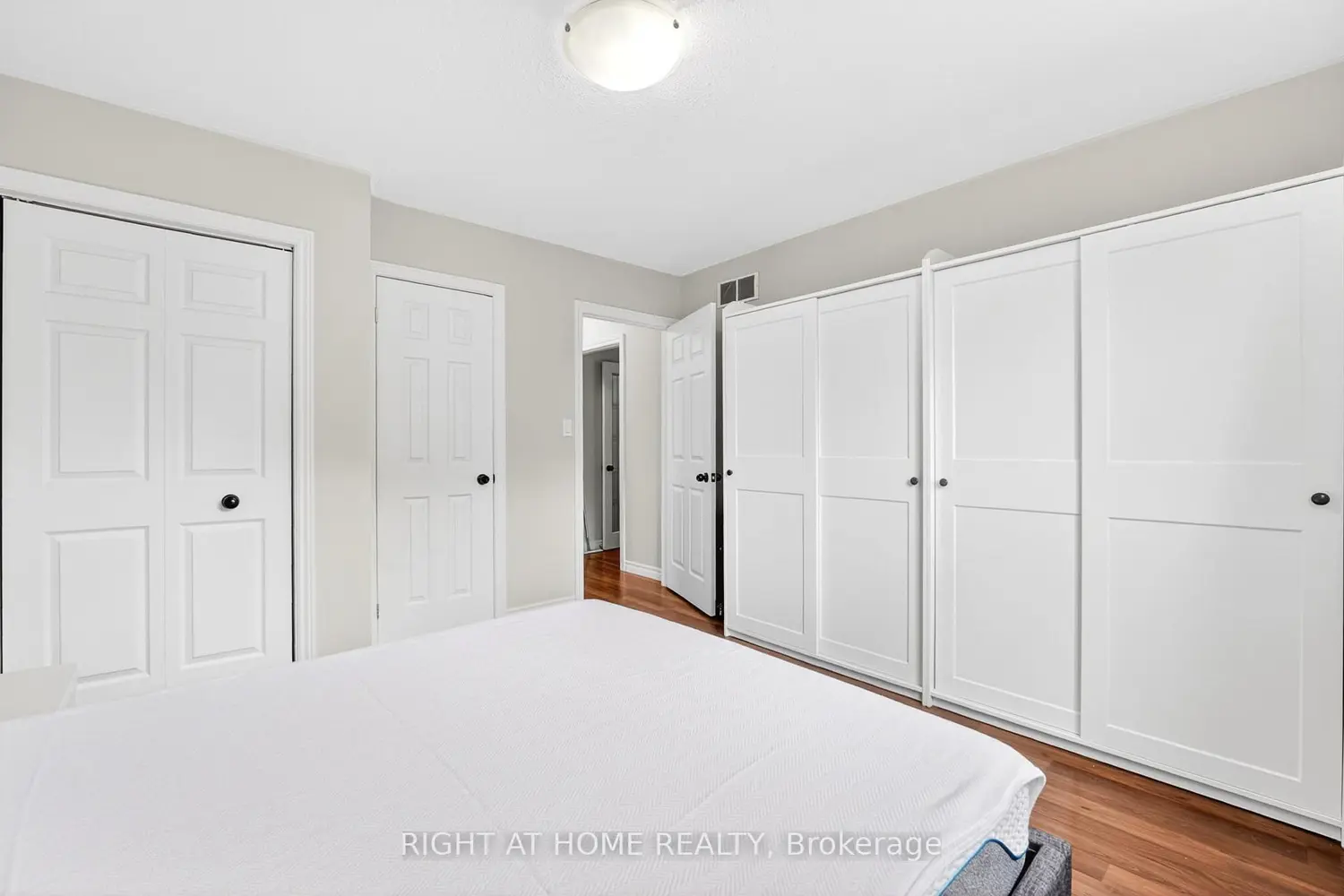 5524 Fraser Street photo 4