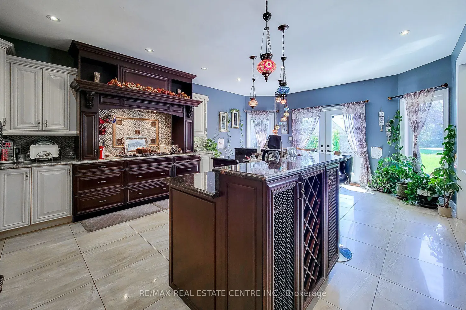 656 Highvalley Road photo 3