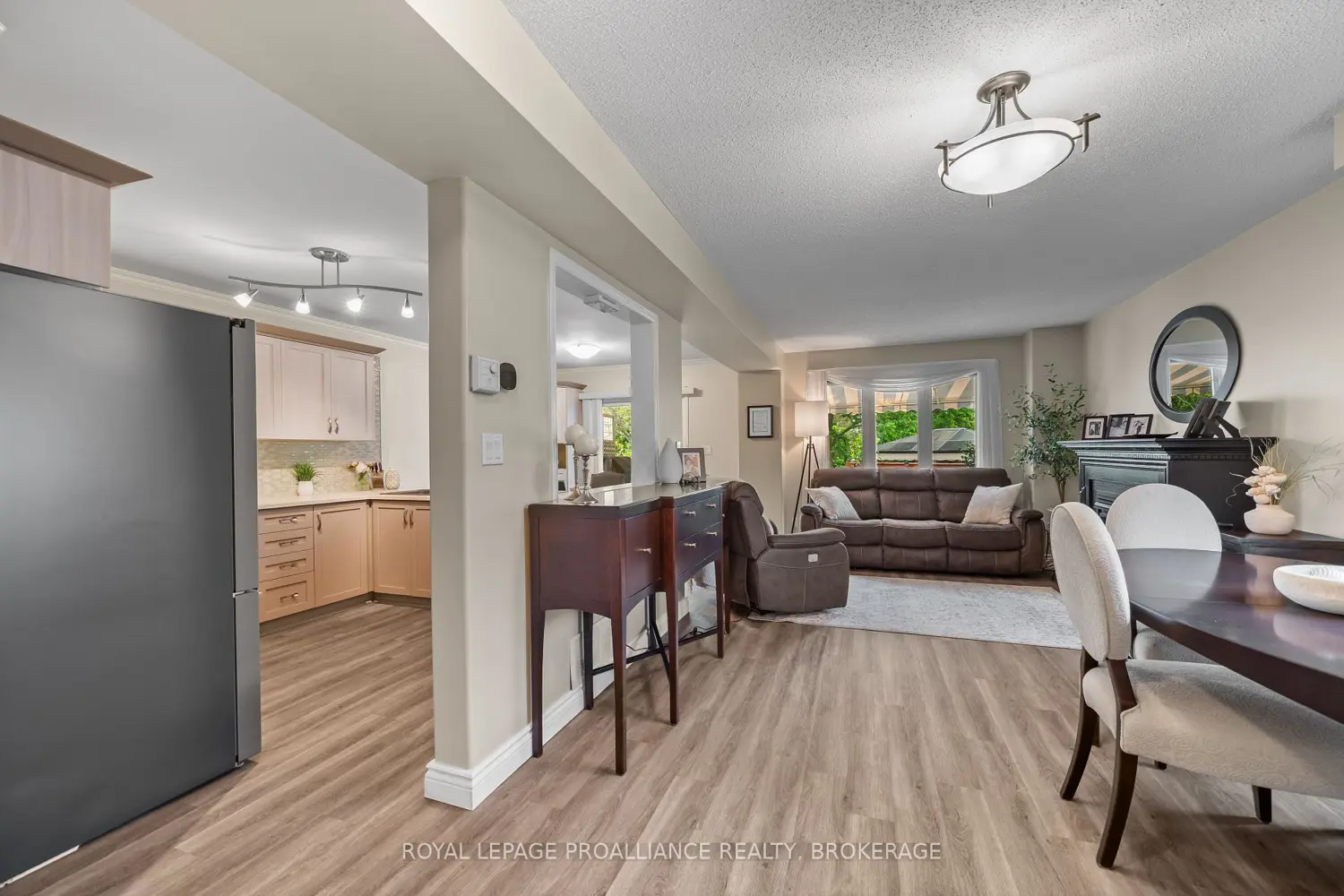 954 Rainbow Crescent photo 2
