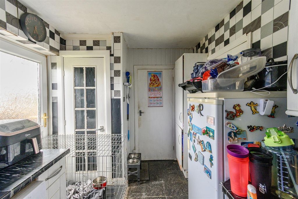 2 bed flat for saleLaburnum Close, Barry CF62 photo 5