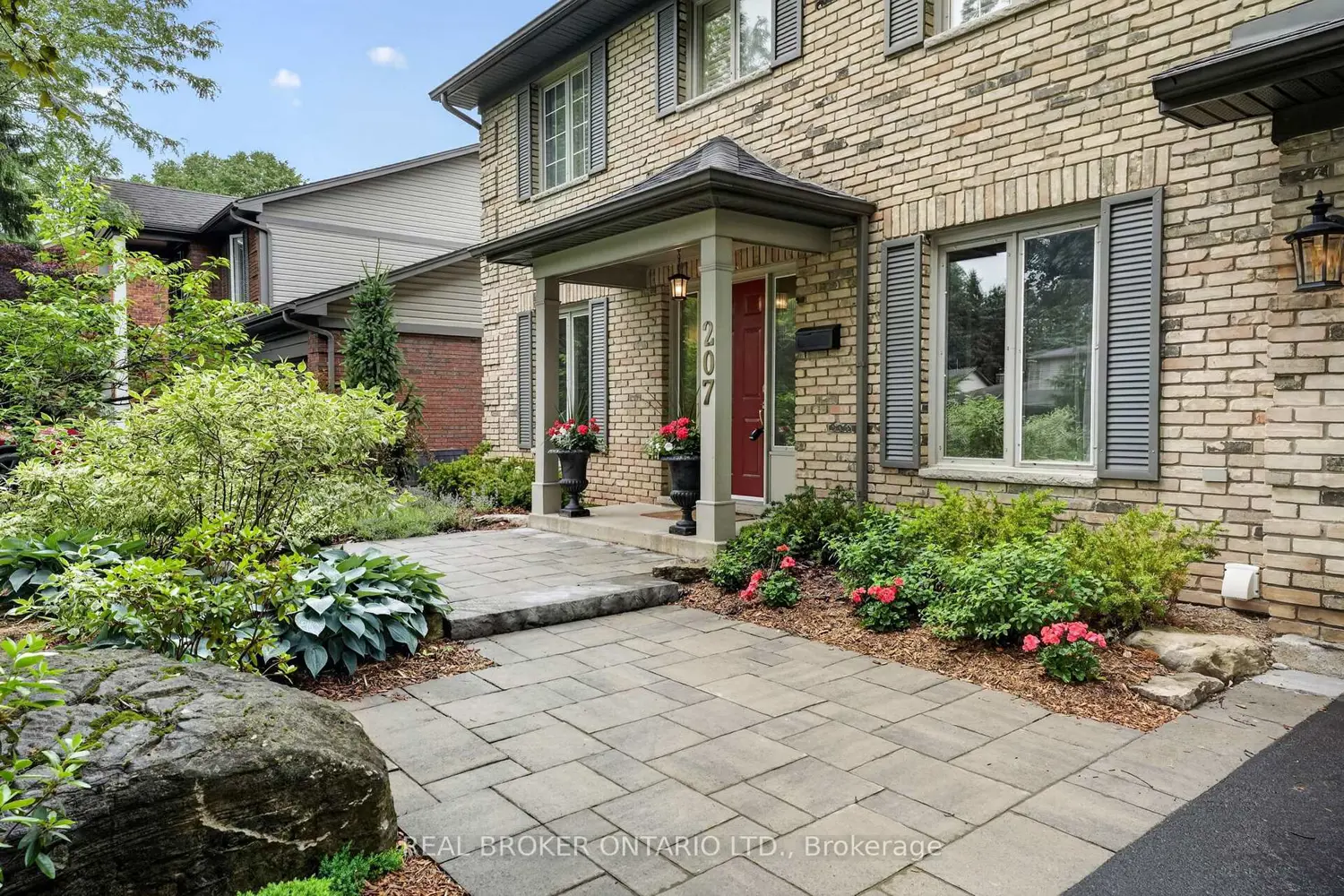 207 Longfield Crescent photo 3