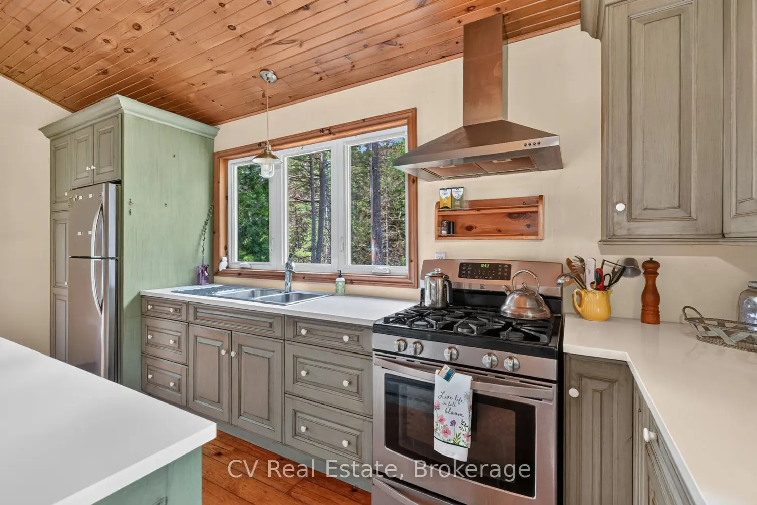 625 Chetwynd Road photo 5