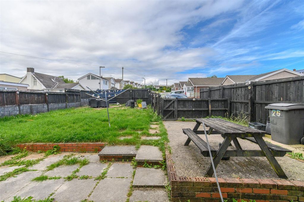 2 bed flat for saleLaburnum Close, Barry CF62 photo 2
