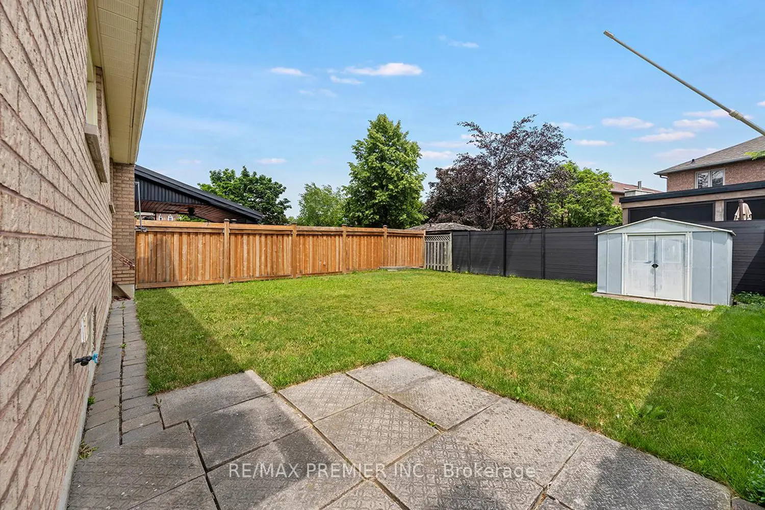 190 Andy Crescent photo 5