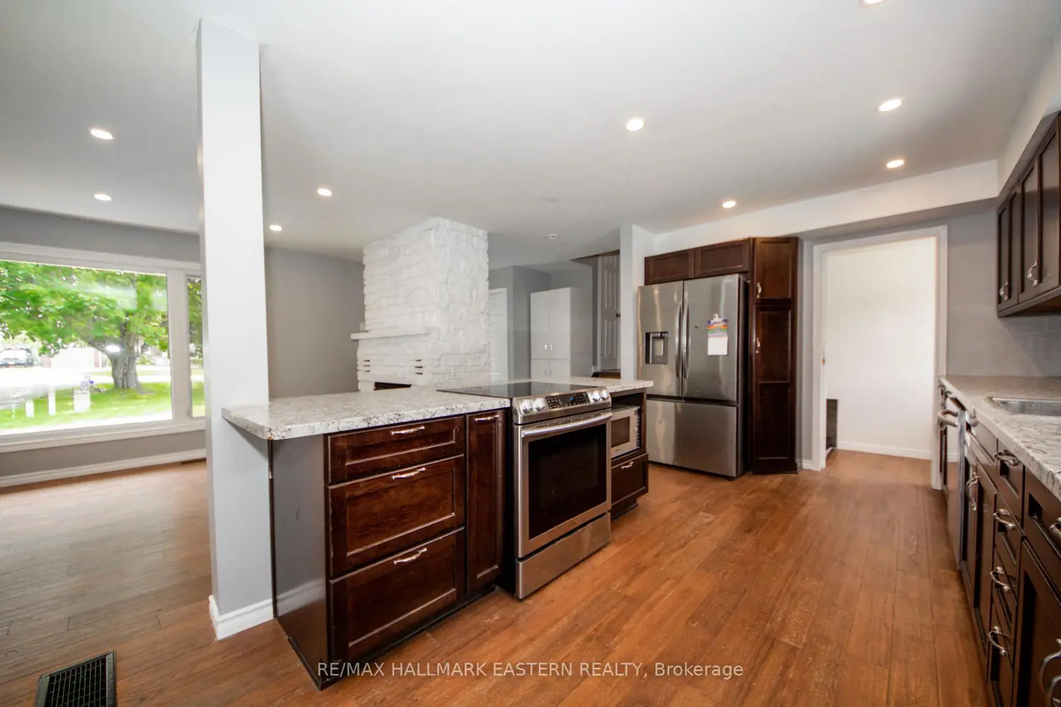 658 Cedarvale Crescent photo 4