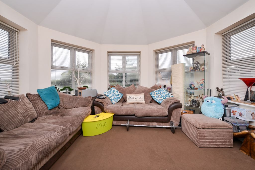 2 bed flat for saleCaptain Webb Drive, Dawley TF4 photo 4