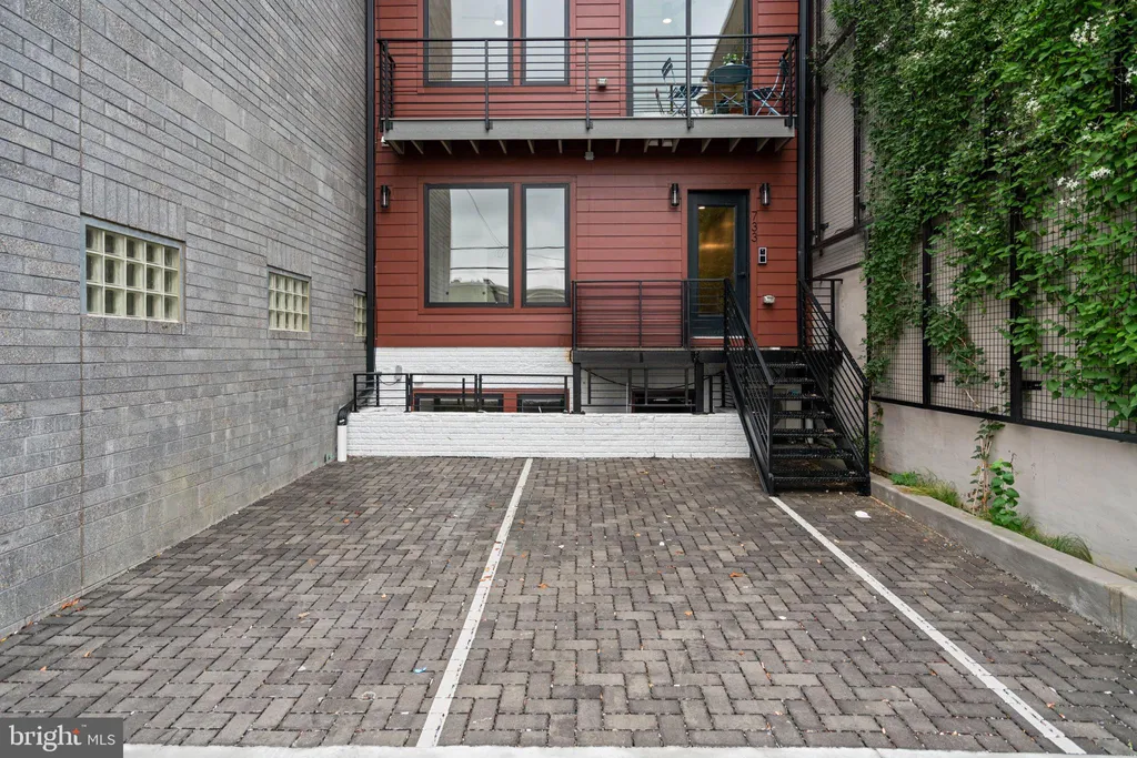 733 8th Street SE Unit 304, Washington, DC 20003