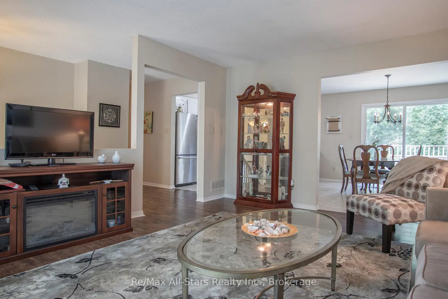 39 Applewood Crescent photo 4