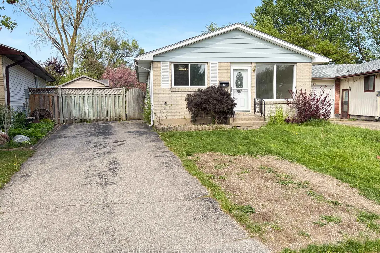 176 Culver Crescent photo 2